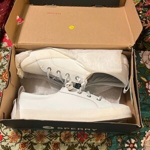 White leather sperry crest vibe size 7 women